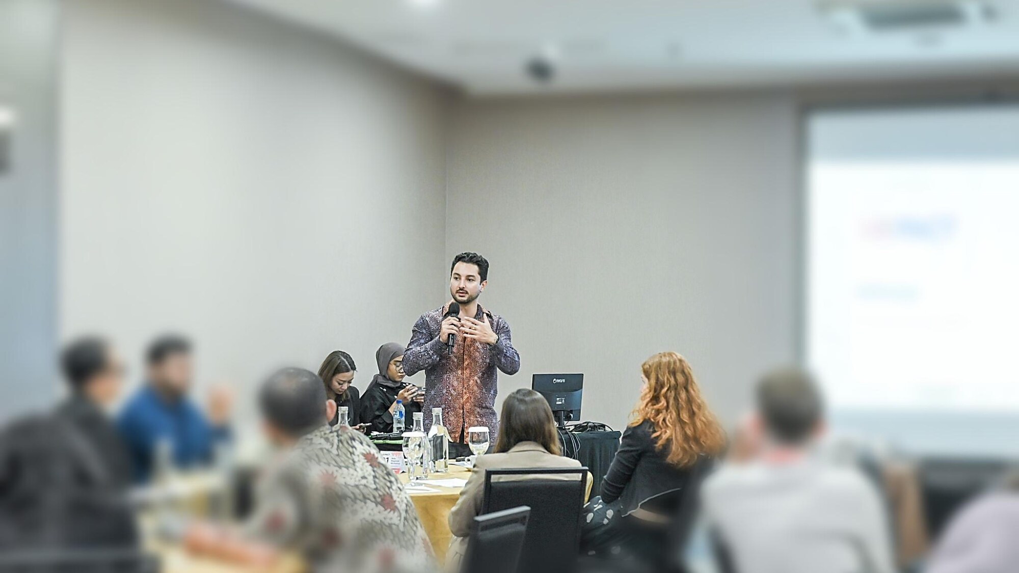 Julio Retana facilitating the Energy Transition decision model at the UK PACT Asia Regional Workshop